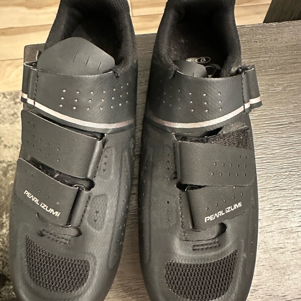Pearl Izumi Black Cycling shoes size 6